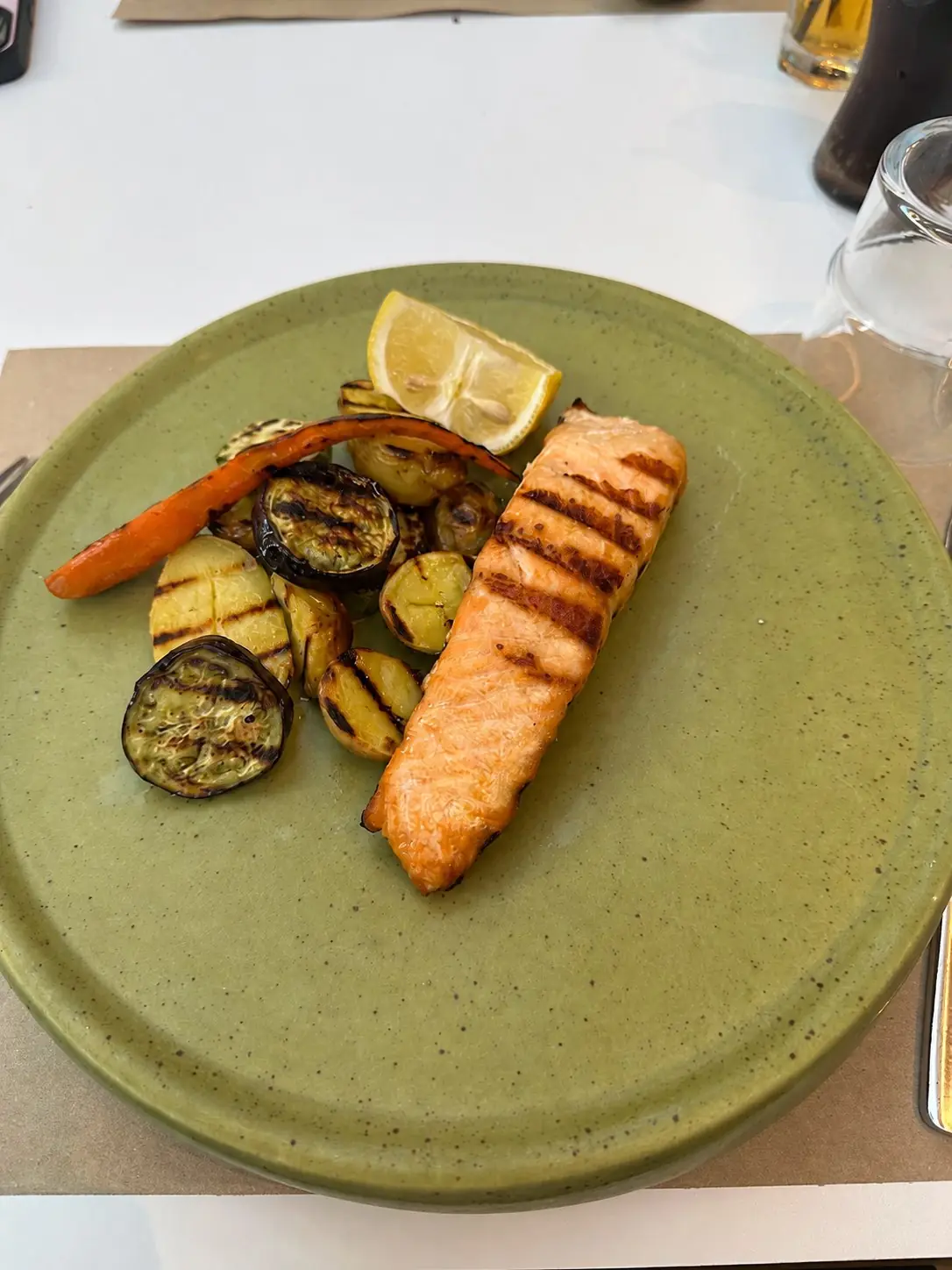 Grilled salmon with vegetables and lemon